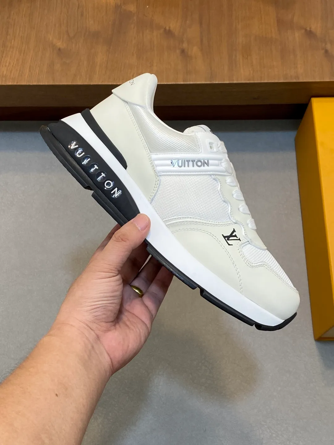 💰800 Lujia new color matching men's 🧍‍♂️trainer sneakers, this LV Trainer sneaker is made of soft grained calfskin and presents pure tones. The brand was born in 1854. The designer's handwritten brand logo is embellished on one side. Virgil Abloh designed it himself. It is a very commemorative sneaker. Brand new LV Louis Vuitton louis vuitton trainer sneaker low casual sports culture versatile basketball shoes Size: 39-44 (38, 45, 46 customized)